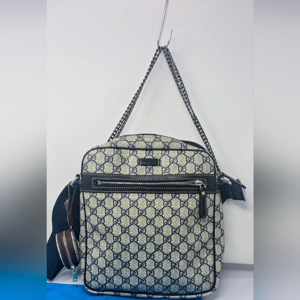 Gucci GG Supreme Navy Canvas Front Zip Messenger Bag EUC